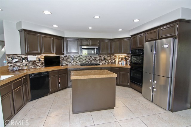 Detail Gallery Image 10 of 34 For 26426 Cardinal Dr, Canyon Country,  CA 91387 - 4 Beds | 3/1 Baths