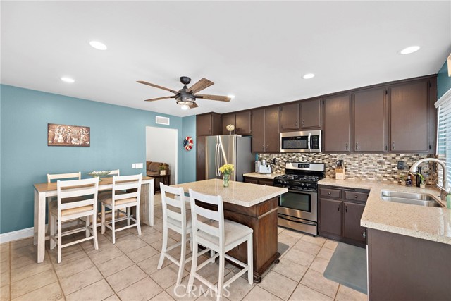 21376 Sleepy Glen Lane, Rancho Santa Margarita CA: https://media.crmls.org/medias/dce1f787-67d9-49ea-bea0-e022b5ac7011.jpg