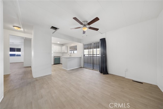 1895 W Devonshire Avenue, Hemet CA: https://media.crmls.org/medias/dce32a1b-6fee-4350-97d3-02bf773b3d33.jpg