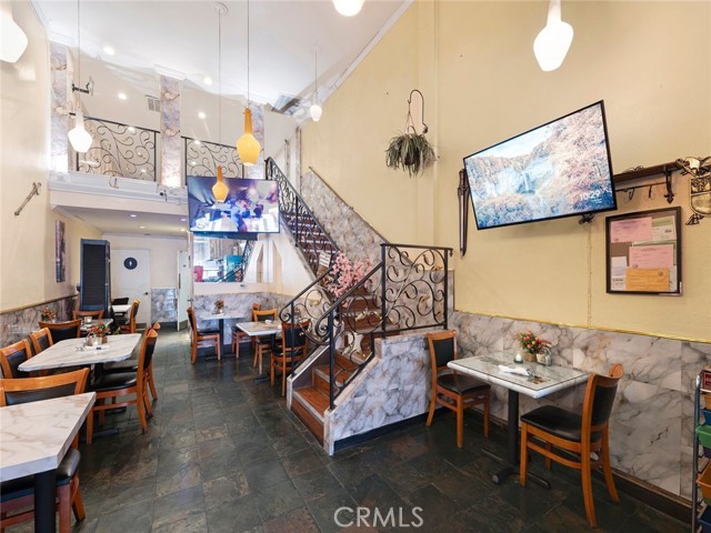 138 N San Fernando Boulevard, Burbank CA: https://media.crmls.org/medias/dce9feea-8994-4a51-bad0-335fcc963ab1.jpg