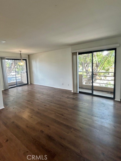 Detail Gallery Image 6 of 32 For 5821 Sylmar Ave #4,  Van Nuys,  CA 91401 - 2 Beds | 2 Baths