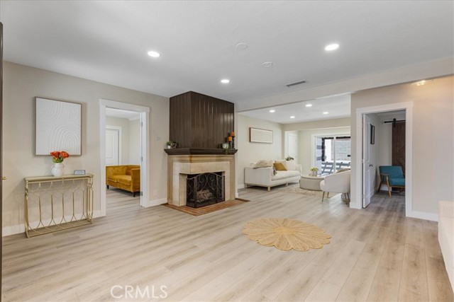 Detail Gallery Image 2 of 21 For 9951 Glencrest Cir, Sun Valley,  CA 91504 - 4 Beds | 3 Baths