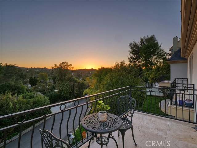 Detail Gallery Image 4 of 60 For 4862 Galendo St, Woodland Hills,  CA 91364 - 6 Beds | 6 Baths
