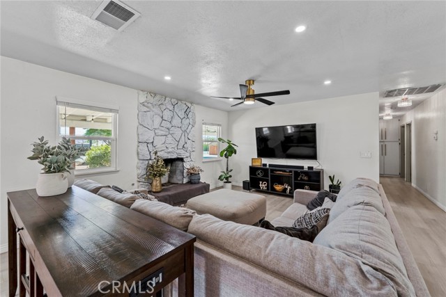 Detail Gallery Image 7 of 60 For 8263 3rd, Hesperia,  CA 92345 - 6 Beds | 3 Baths