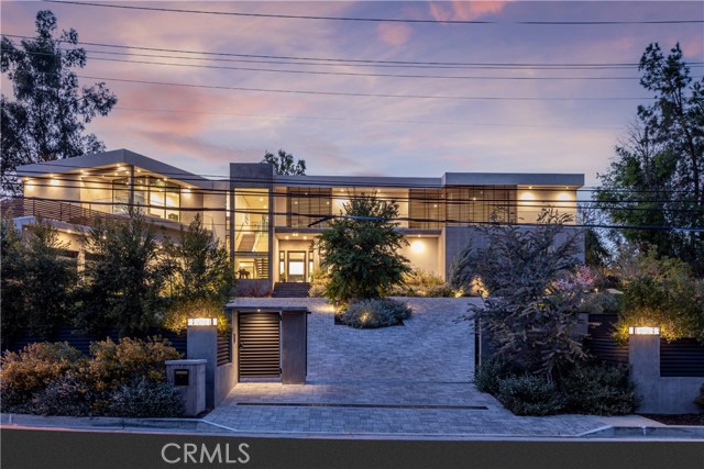 Detail Gallery Image 8 of 75 For 19333 Rosita St, Tarzana,  CA 91356 - 6 Beds | 8 Baths