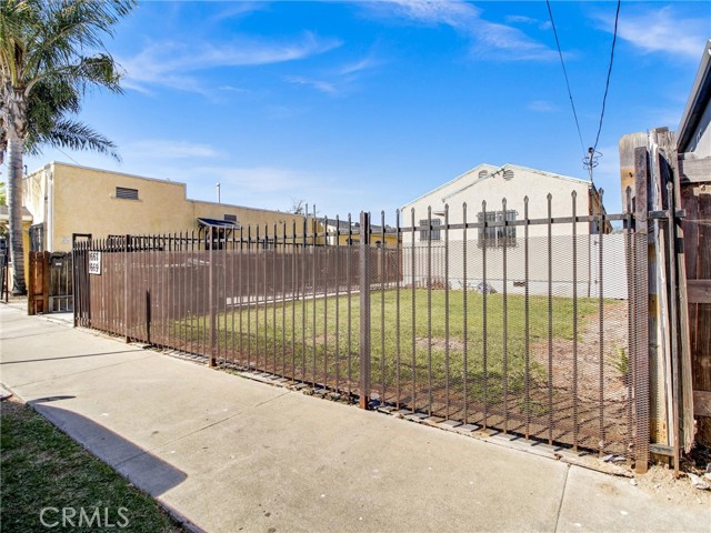 Detail Gallery Image 2 of 34 For 1667 E 111th, Los Angeles,  CA 90059 - 2 Beds | 2 Baths