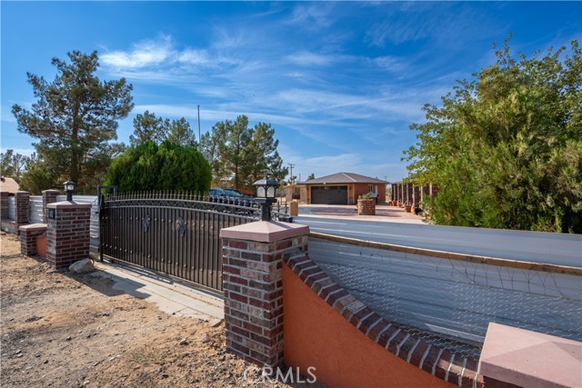 14221 Tumbleweed Road, Phelan CA: https://media.crmls.org/medias/dcf10ba4-682a-4579-8117-5cad8d04861c.jpg