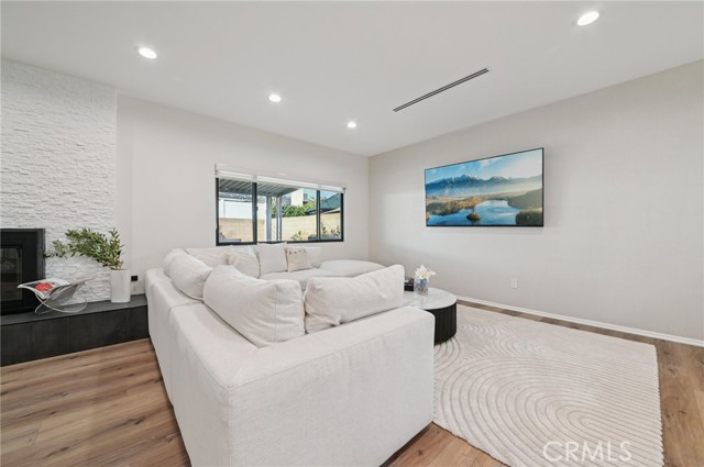 Detail Gallery Image 8 of 31 For 15937 Londelius St, North Hills,  CA 91343 - 3 Beds | 3 Baths