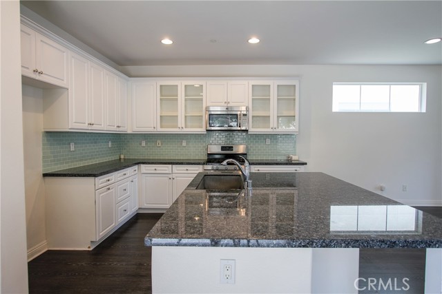 Detail Gallery Image 3 of 32 For 3981 E Heritage Ln, Ontario,  CA 91761 - 3 Beds | 2/1 Baths