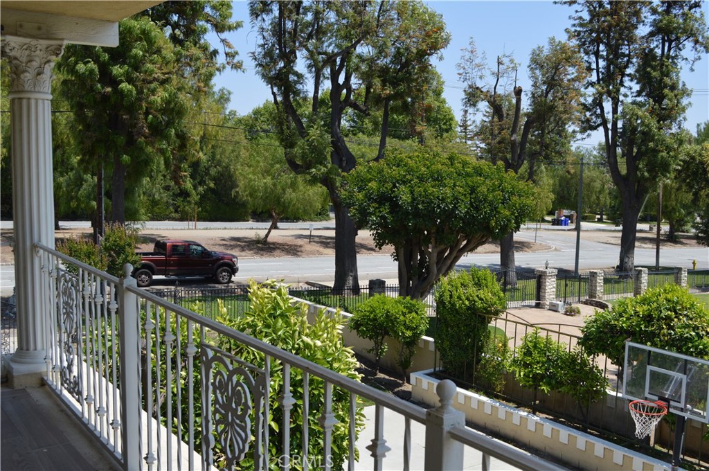 https://media.crmls.org/medias/dcf61f37-3c0f-4e52-876b-be83cd798987.jpg?preset=X-Large