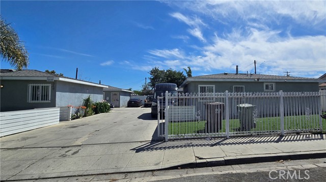 352 W Peach Street, Compton CA: https://media.crmls.org/medias/dcfb769b-52b3-4b16-a3b7-33b222eb4ed6.jpg
