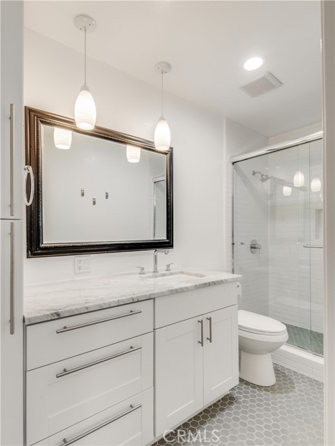 Bathroom with pendant lighting