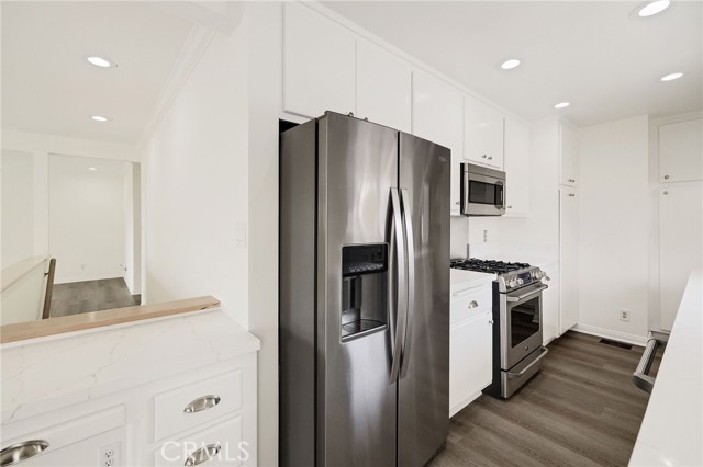 Detail Gallery Image 22 of 37 For 551 Avenue B, Redondo Beach,  CA 90277 - 3 Beds | 2/1 Baths