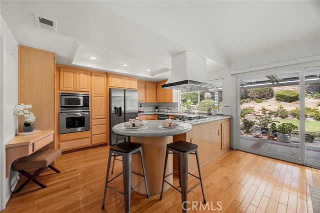 21802 Bass Lake Circle, Lake Forest CA: https://media.crmls.org/medias/dcff08c6-399b-4ba6-8c56-f138f55df8f7.jpg