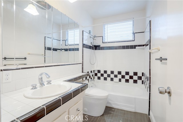 Detail Gallery Image 4 of 10 For 446 S St Andrews Pl #3,  Los Angeles,  CA 90020 - 2 Beds | 2 Baths