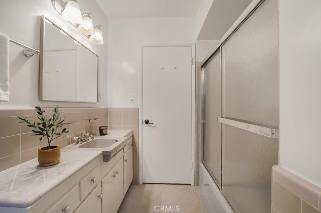 https://media.crmls.org/medias/dd060cae-e18a-4156-a4e0-8cbc5e9964d5.jpg?preset=X-Large