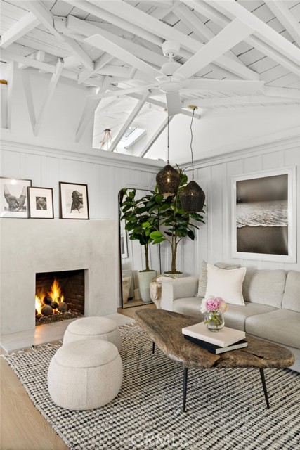 592 Bluebird Canyon Drive, Laguna Beach CA: https://media.crmls.org/medias/dd085f62-deef-4d65-8004-3a0f8f3ae6bc.jpg