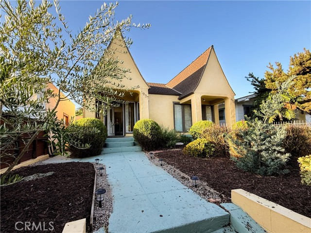 1935 W 36th Street, Los Angeles CA: https://media.crmls.org/medias/dd09253e-c777-43ee-8332-c729331f9713.jpg