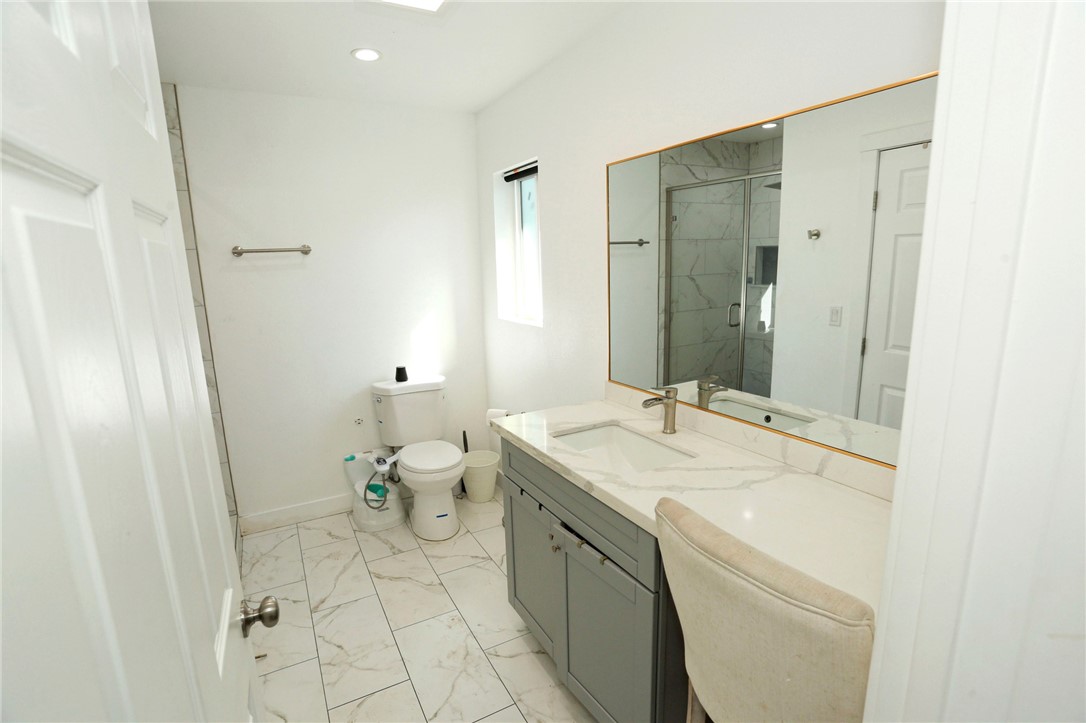 Detail Gallery Image 13 of 21 For 902 W 132nd St, Compton,  CA 90222 - 4 Beds | 2/1 Baths