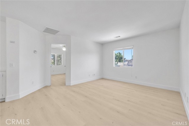 13812 Hollywood Avenue, Eastvale CA: https://media.crmls.org/medias/dd0b50f2-49d2-4be3-9056-3bbb60befb1a.jpg