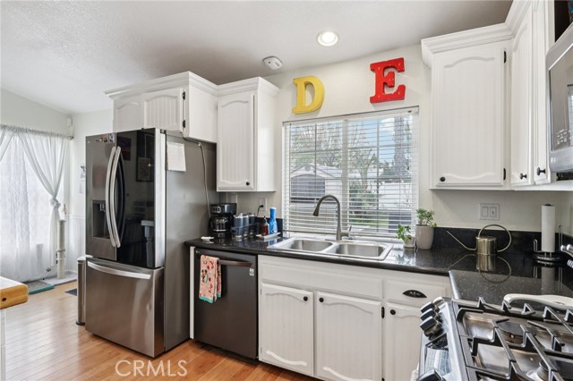 Detail Gallery Image 9 of 36 For 6336 N Redwood, San Bernardino,  CA 92407 - 4 Beds | 2 Baths