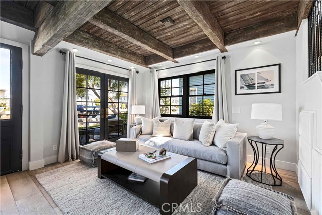 Detail Gallery Image 6 of 35 For 305 Grand Canal #1,  Newport Beach,  CA 92662 - 4 Beds | 3 Baths
