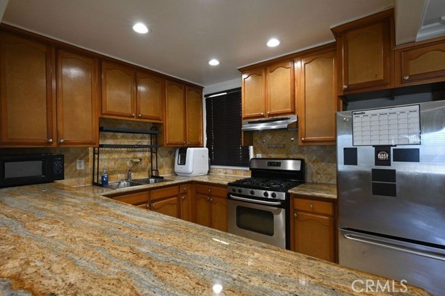Detail Gallery Image 12 of 28 For 6437 Enfield Ave, Reseda,  CA 91335 - 3 Beds | 2 Baths