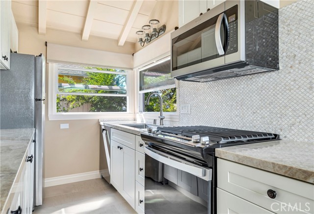 Detail Gallery Image 9 of 21 For 410 Dahlia Ave, Corona Del Mar,  CA 92625 - 2 Beds | 1 Baths