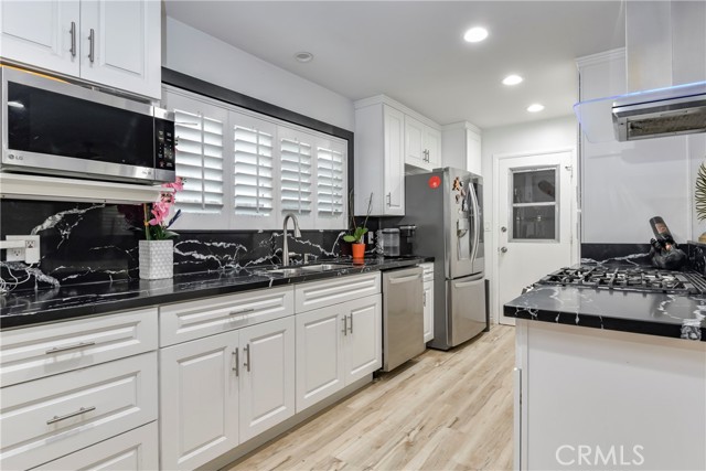 Detail Gallery Image 14 of 36 For 18915 Cantara St, Reseda,  CA 91335 - 3 Beds | 2 Baths