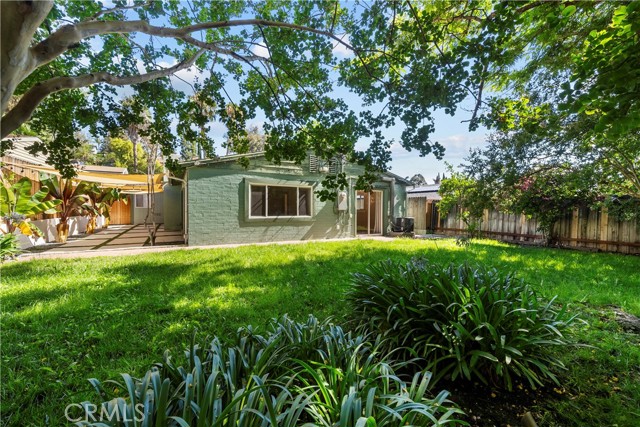 22232 Buena Ventura St, Woodland Hills CA: https://media.crmls.org/medias/dd188a6c-cfb2-4840-81c3-21bf51e06c09.jpg