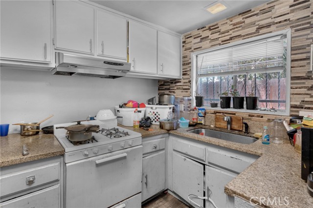 2200 E 105th Street, Los Angeles CA: https://media.crmls.org/medias/dd18f888-ec24-4907-9a99-eefe481492e2.jpg