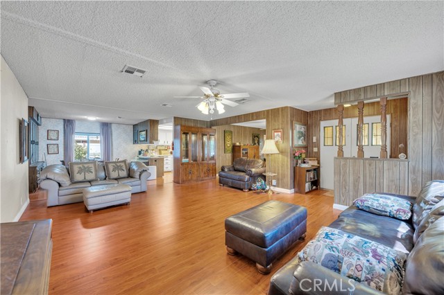 43609 Walden Way, Hemet CA: https://media.crmls.org/medias/dd1c2d05-9169-4e61-9471-4e9181ab24e0.jpg