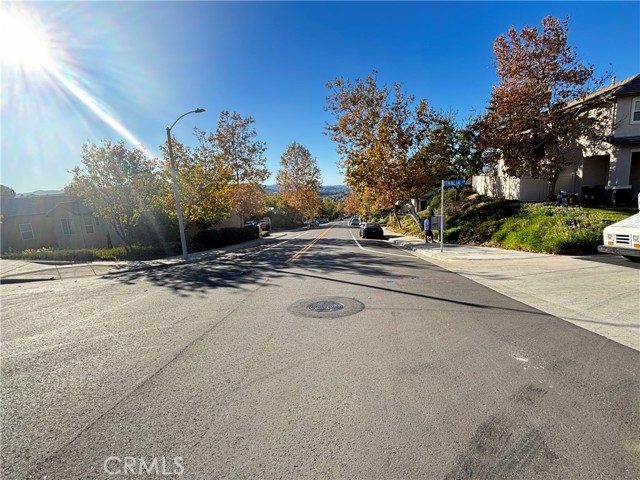 Detail Gallery Image 26 of 28 For 27700 Thalia Ln, Canyon Country,  CA 91351 - 3 Beds | 3 Baths