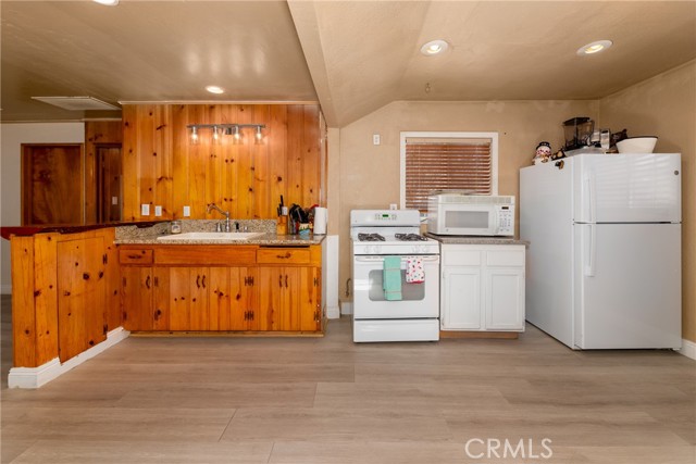 Detail Gallery Image 14 of 22 For 745 Sunset Ln, Sugarloaf,  CA 92386 - 4 Beds | 2 Baths