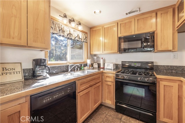 Detail Gallery Image 8 of 28 For 41063 Pennsylvania, Big Bear Lake,  CA 92315 - 2 Beds | 1 Baths