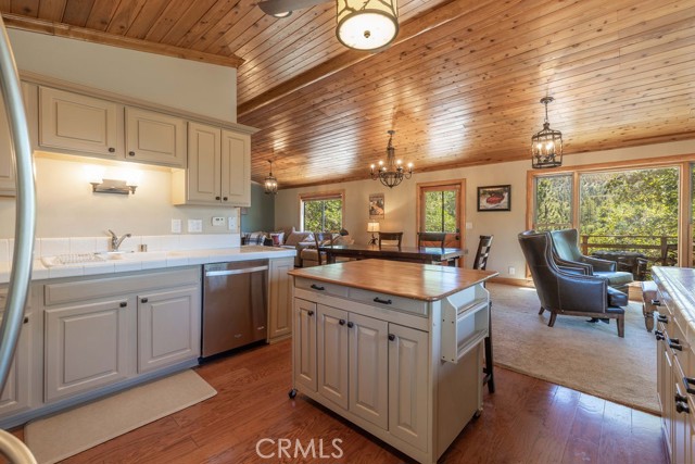 190 Yosemite Drive, Big Bear City CA: https://media.crmls.org/medias/dd1ecb2c-2f8d-40c9-8be9-d54195378679.jpg
