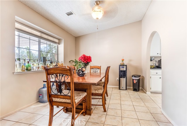 16850 Hidden Creek Drive, Victorville CA: https://media.crmls.org/medias/dd233493-b929-4dd4-b888-35d0bf3f30b1.jpg