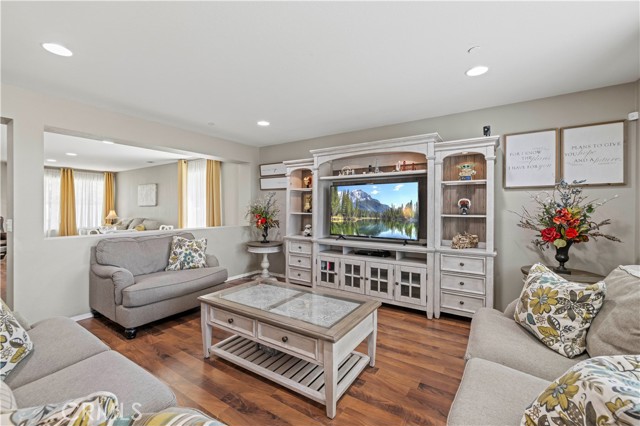 Detail Gallery Image 9 of 65 For 44315 Stadium Ct, Lancaster,  CA 93535 - 5 Beds | 2/1 Baths