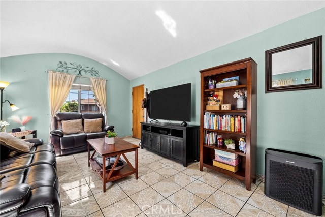 Detail Gallery Image 6 of 32 For 8464 San Miguel Ave, South Gate,  CA 90280 - 2 Beds | 1 Baths