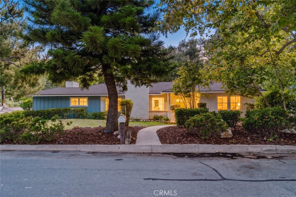 3747 El Lado Drive — architectural residence