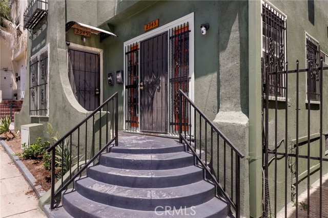 2945 W 11th Street, Los Angeles CA: https://media.crmls.org/medias/dd25ef4b-14fe-4b21-8571-4af7433297bd.jpg