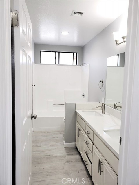 2506 e 6TH Street, Long Beach CA: https://media.crmls.org/medias/dd273fa6-1ef3-45f1-b41f-94844149f902.jpg