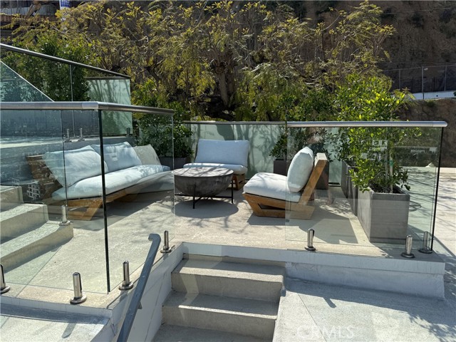 8672 Franklin Avenue, Los Angeles CA: https://media.crmls.org/medias/dd2be890-3d70-4f5a-8e83-a6319d5b325b.jpg