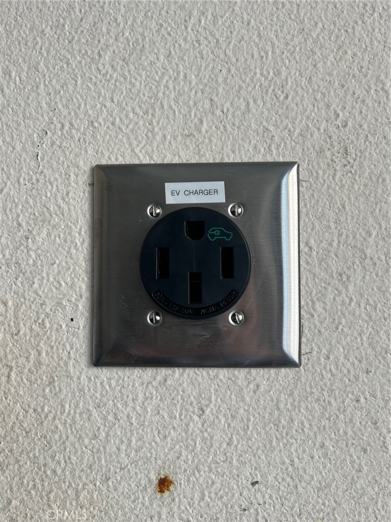 https://media.crmls.org/medias/dd2dac41-0b46-4e8d-b732-0a52f71b5a26.jpg?preset=X-Large