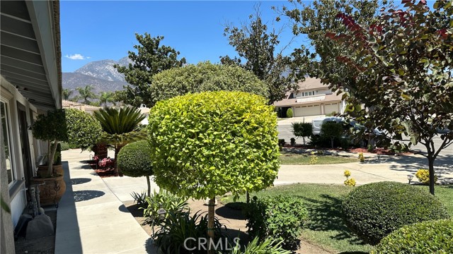 1931 N Redding Way, Upland CA: https://media.crmls.org/medias/dd2dd030-db98-4375-9eda-2d3cff6b3583.jpg