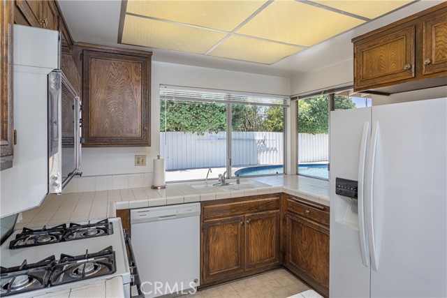 Detail Gallery Image 9 of 39 For 6849 Whitaker Ave, Lake Balboa,  CA 91406 - 3 Beds | 2 Baths