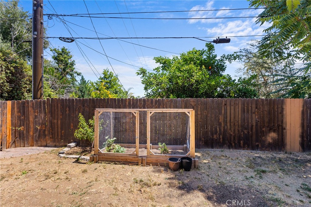 https://media.crmls.org/medias/dd31d199-9a8b-4c70-92ab-7e32a55b31f9.jpg?preset=X-Large