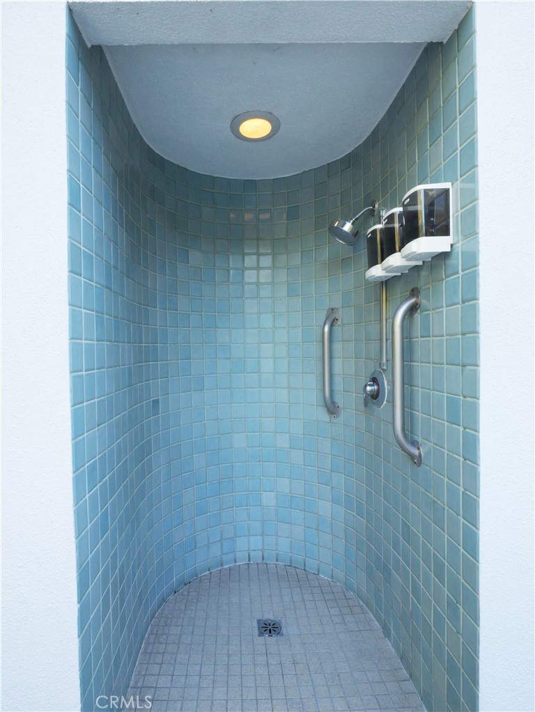 https://media.crmls.org/medias/dd35eddb-1776-4c91-8536-447c0f46c96e.jpg?preset=X-Large