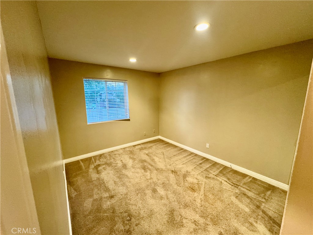 https://media.crmls.org/medias/dd37699a-1341-42b7-9052-903d5356d8f9.jpg?preset=X-Large