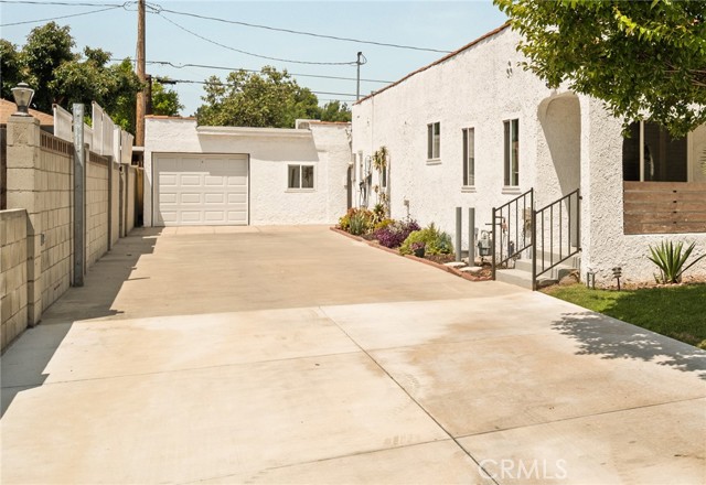 933 N Lincoln Street, Burbank CA: https://media.crmls.org/medias/dd393127-d6c6-4f17-b58f-4d5c40ca059c.jpg